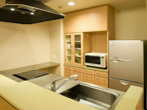 対面式のキッチンには大型冷蔵庫や炊飯器など、各種調理器具を完備。