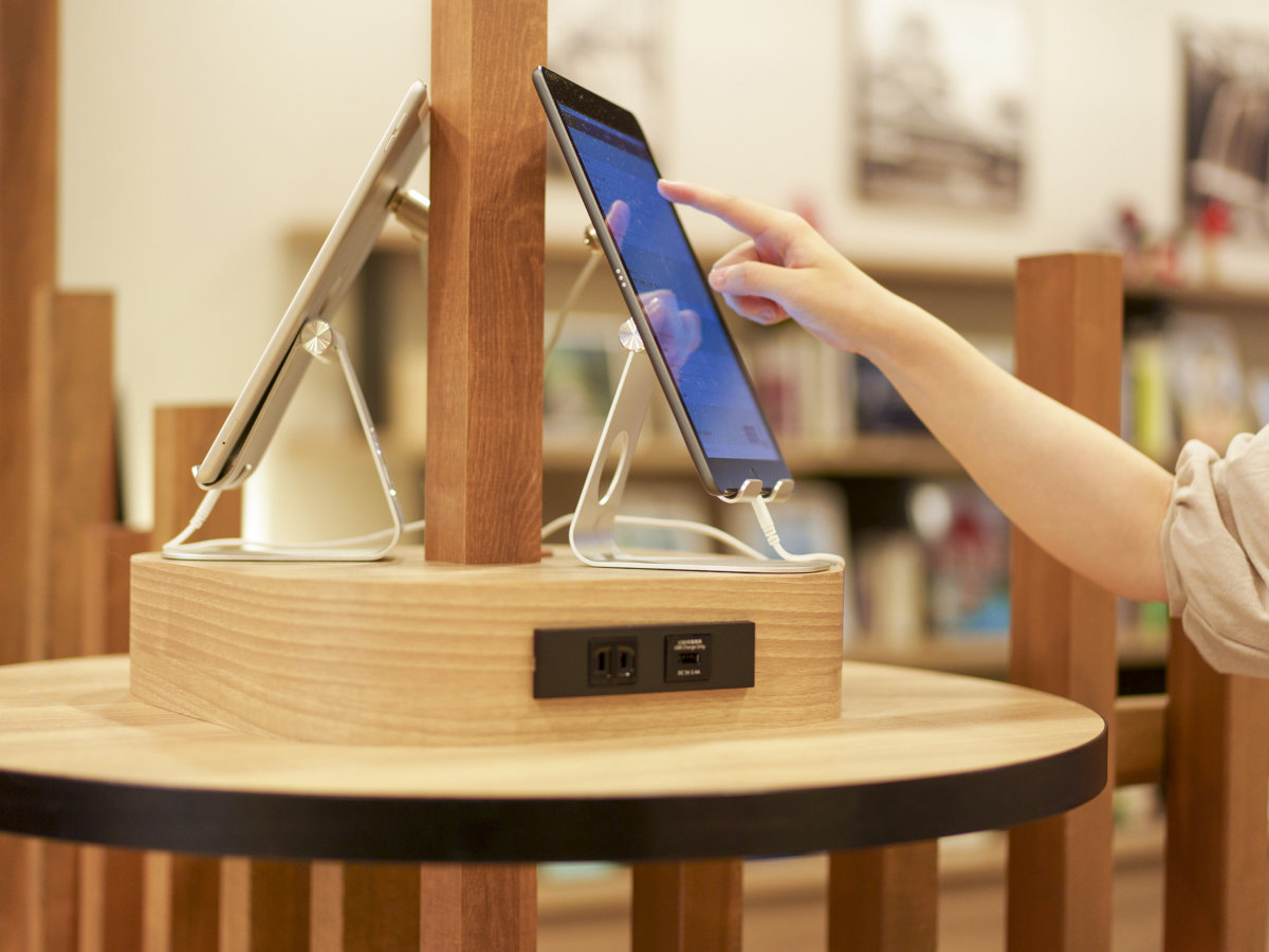 【ライブラリーカフェ】会場内には自由に使えるタブレットも設置
