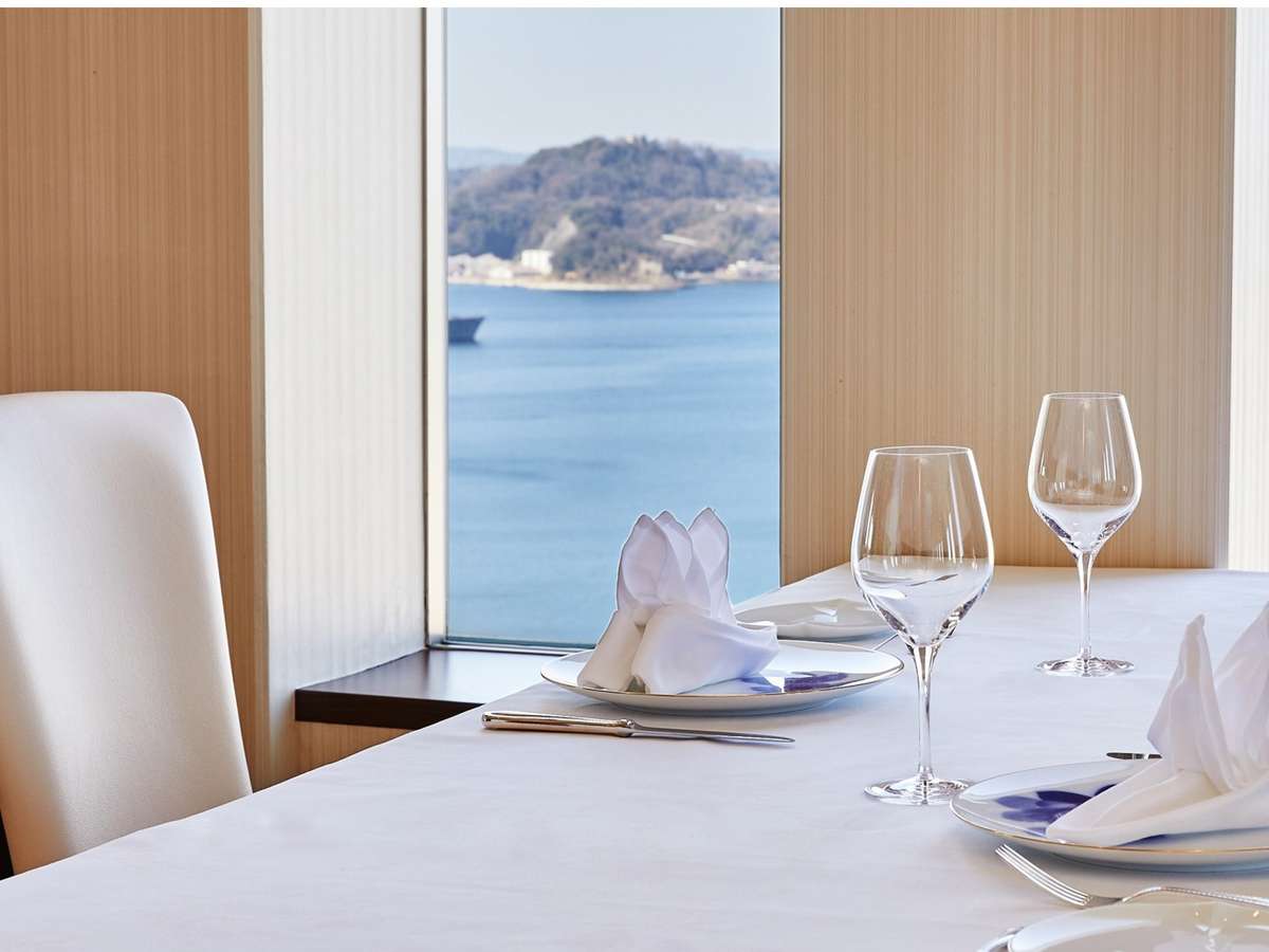 【ビストロ・ブルゴーニュ】横須賀港の眺望とともにお食事をお楽しみください。