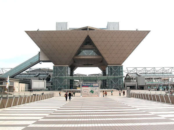 池袋からJR埼京線臨海線直通に乗車し国際展示場駅で下車。池袋駅から最短で約３８分