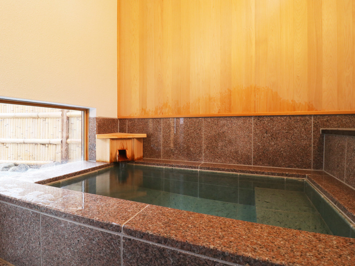 別館_半露天になるお風呂は飯坂の名湯を贅沢に源泉掛け流しで楽しめます。 