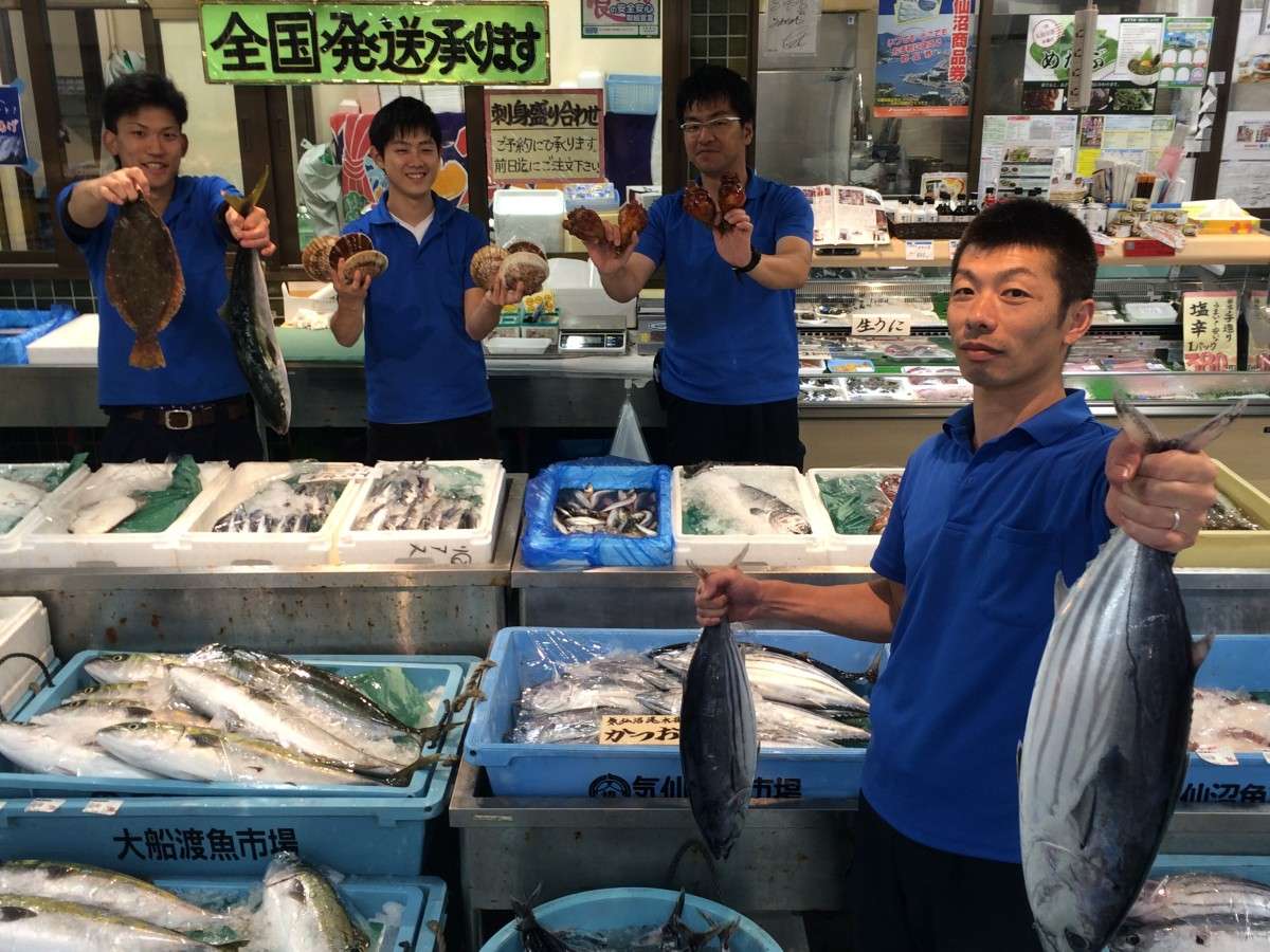 【周辺施設】「海の市」鮮魚店のイケメンスタッフ達。魚に負けないくらい活きの良い元気なスタッフ♪