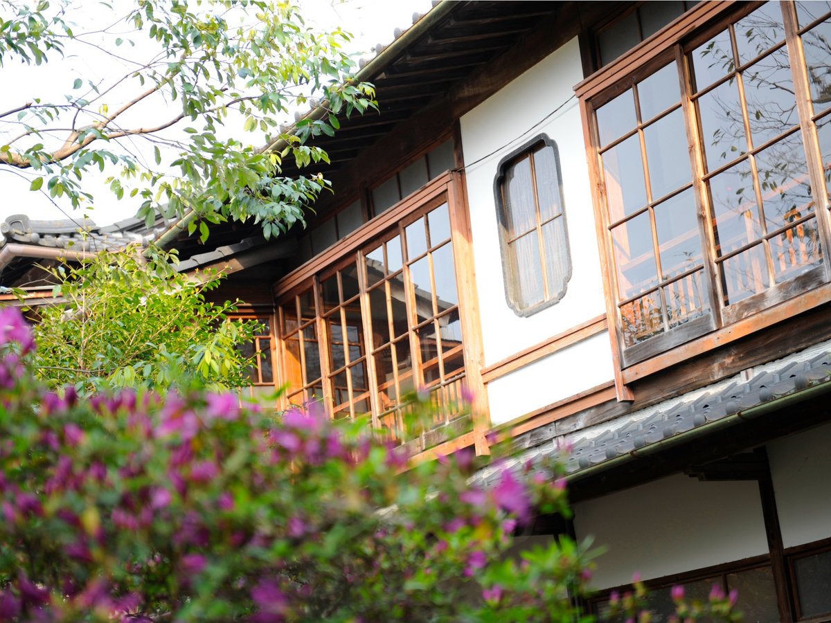 昭和初期の数奇屋造りの特徴を見せる窓のデザイン。