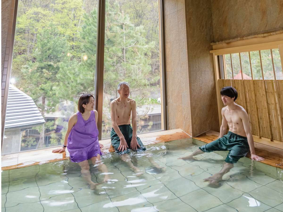 【大浴場3階:ぬくもりSPA】専用の水着で、家族一緒に温泉を楽しめます
