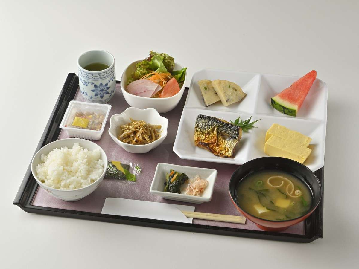 ■【朝食一例】和食。焼き魚、4種類の副菜など。ご飯とスープはおかわり自由!