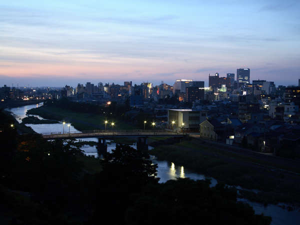 全室上層階のｼﾞｭﾆｱｽｲｰﾄから望む金沢市街と犀川の夕景。