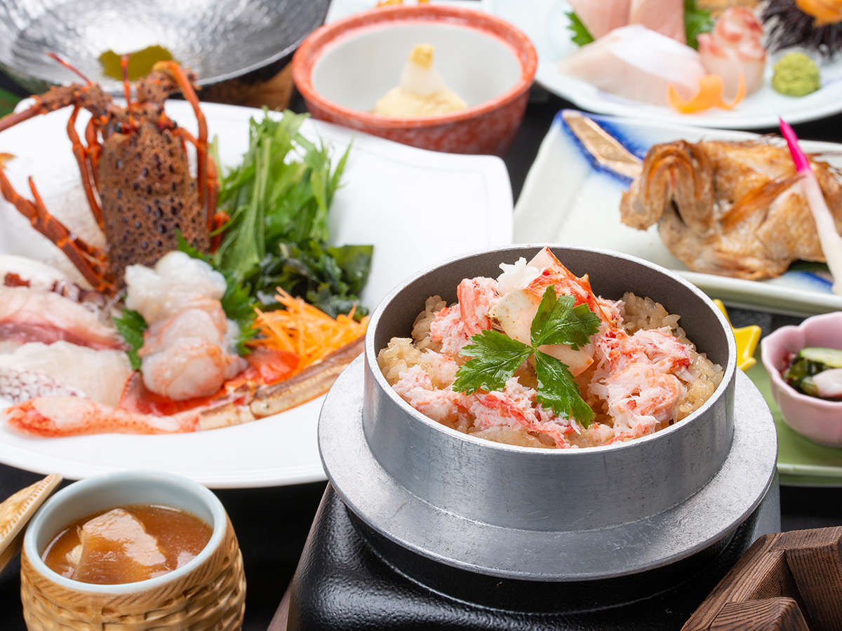 *【夕食例（雪海）】タラバ蟹のエキスたっぷりの釜飯。味・香りともにこれ以上ない贅沢感を味わえます。