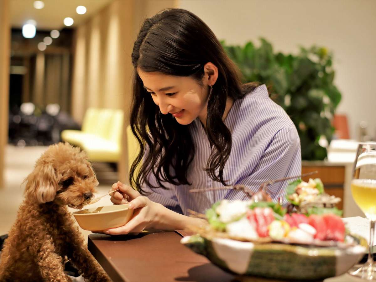 【レストラン】愛犬と一緒に、夕食も朝食も食べられるよう専用カートをご用意