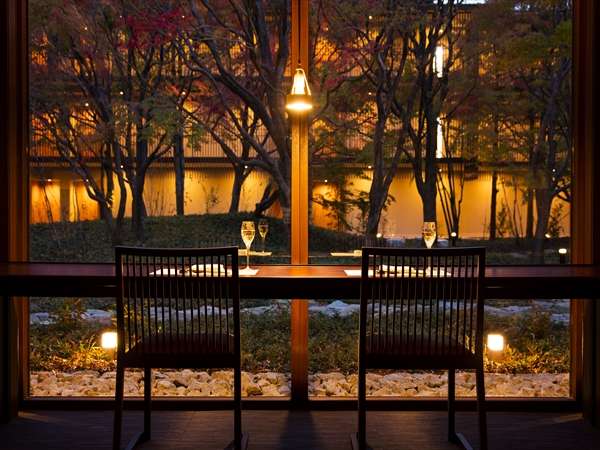 【食事処】カウンター席では中庭の四季折々の景色を眺めながらお食事をお楽しみいただけます。