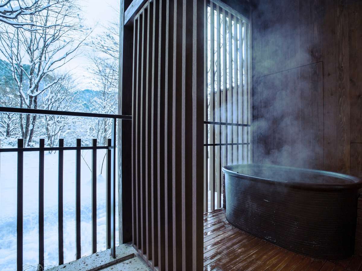 【客室イメージ】温泉露天風呂付客室での雪見露天は格別です