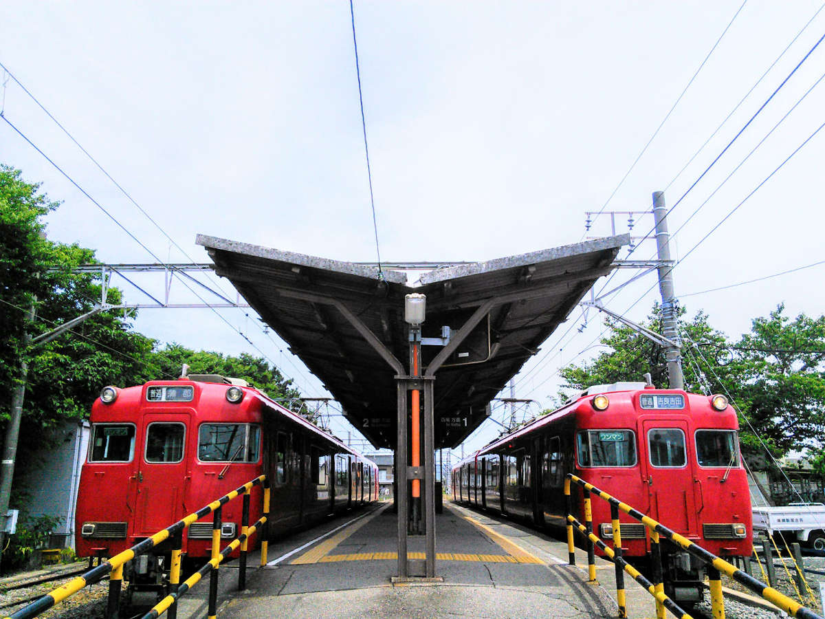 最寄り駅、名鉄『西浦駅』迄はレトロな「赤い電車」で