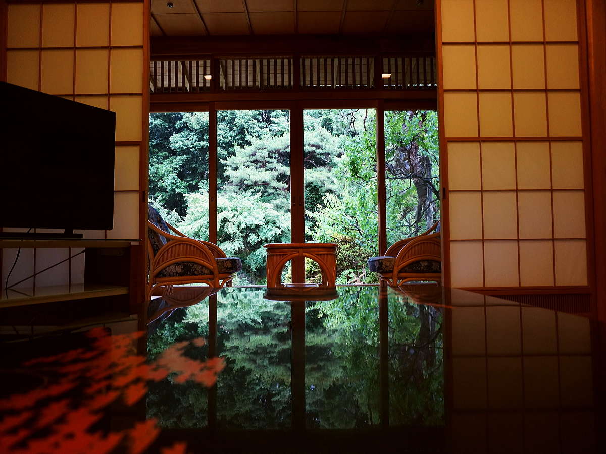 【離れ 貴賓室】　一棟建て数寄屋造りのお部屋からは、目の前に四季の移ろい豊かな日本庭園が広がります