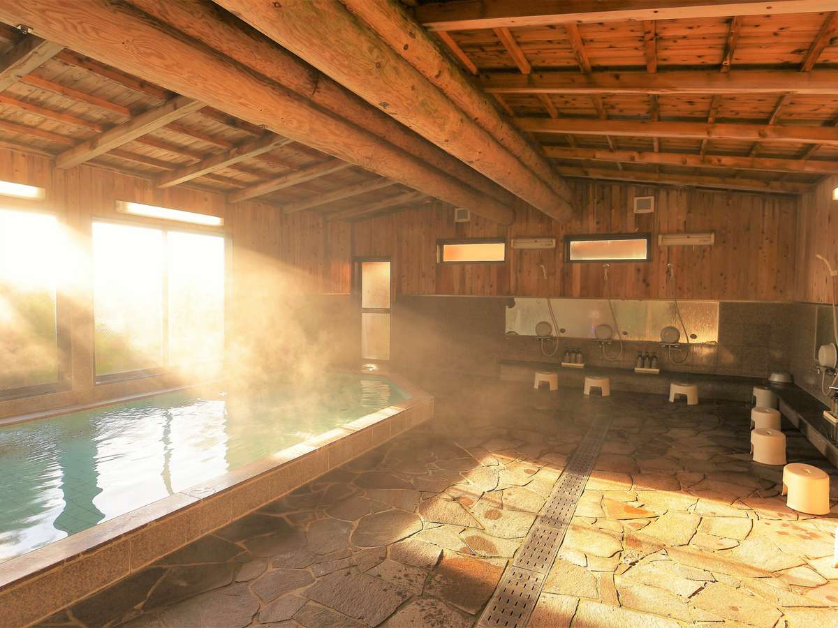 足摺温泉の本館大浴場。木と石でつくられた趣ある大浴場からも太平洋を望みます。