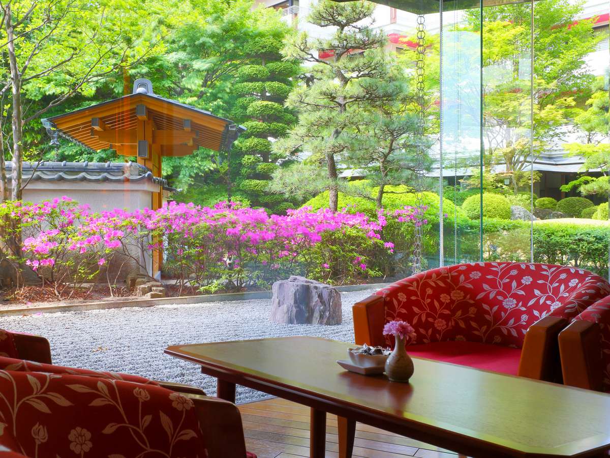 日本庭園が眺められるラウンジでゆっくりとお寛ぎください･･･