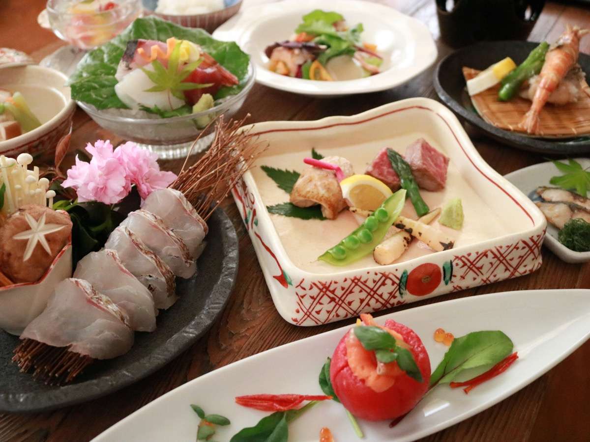 丹後産の地魚、京野菜、和牛、など季節毎に変わる最もおいしい旬食材を使用。