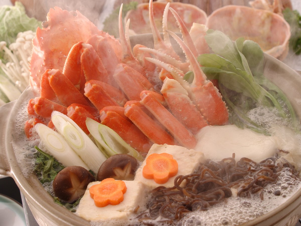蟹鍋のために作られた本格的な出汁を使用した蟹すき鍋、蟹と地野菜の旨味を存分に引出します。