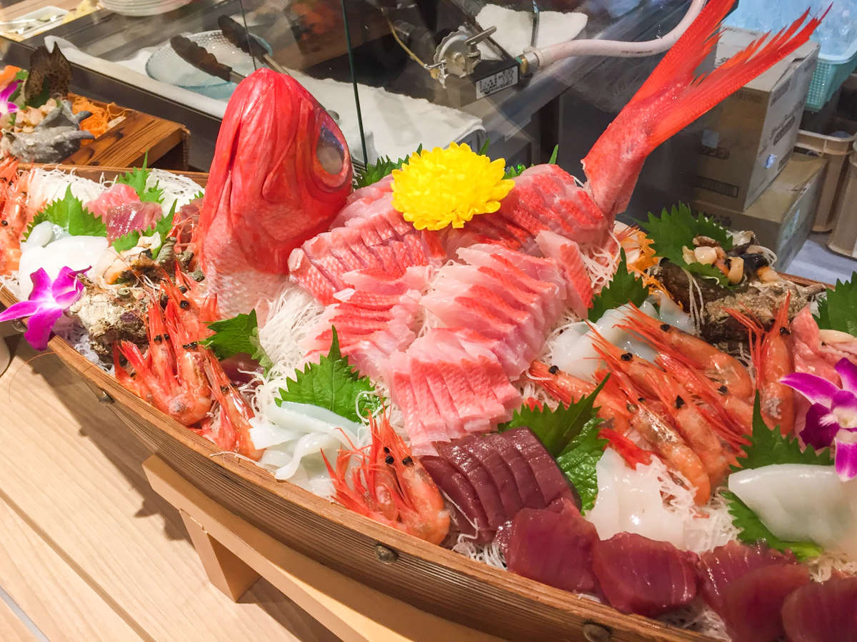 【レストラン】夕食では金目鯛まぐろイカ海老サーモン、日替りのお造り船盛をご用意