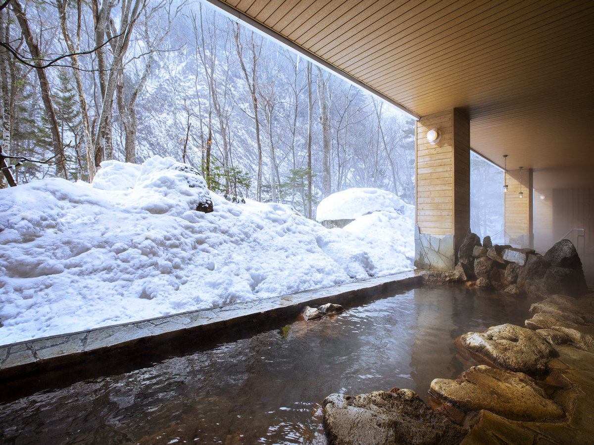 【大自然の湯「川の囁き」】張り詰めた空気の中、露天風呂でホッと一息…