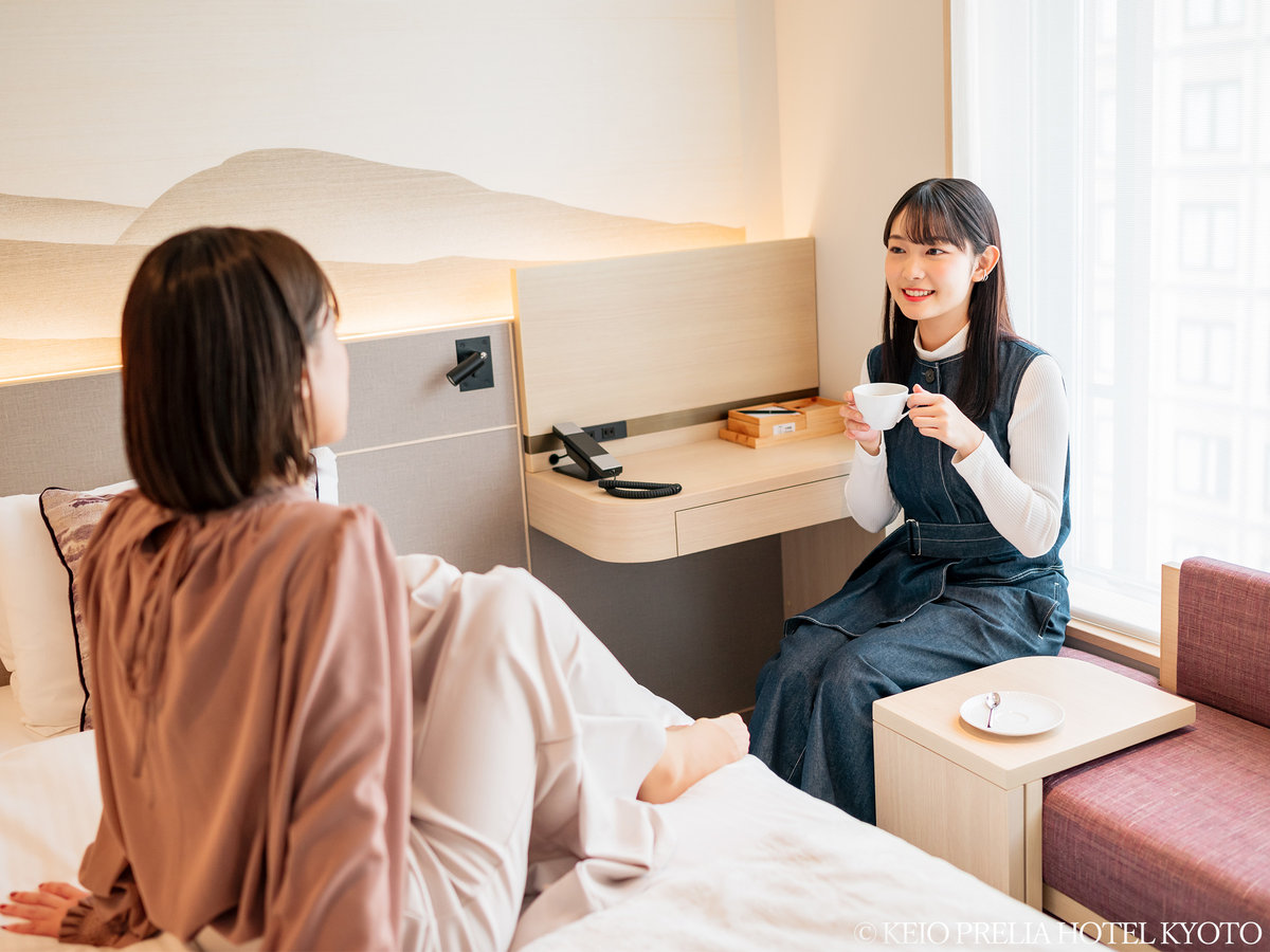 <ゆとりある快適客室>やわらかな日が差込む窓辺のソファやデスクスペースもあり、2人でもゆったり快適。