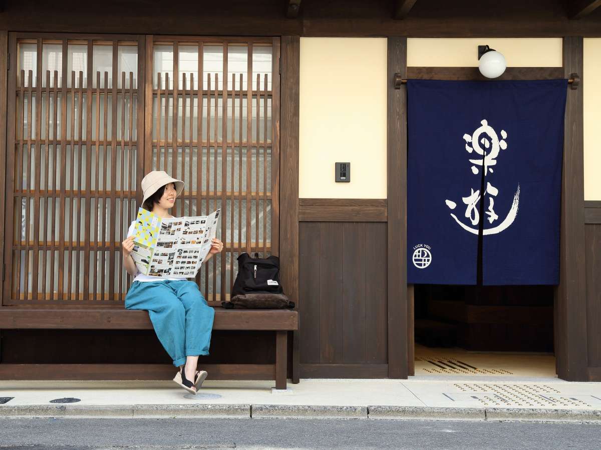京町家ならではの揚げみせ。「ばったり床几」という呼び方でも親しまれています。