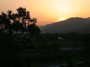 雄大な自然の中、四国の山々に沈む夕日は絶景の一言です♪