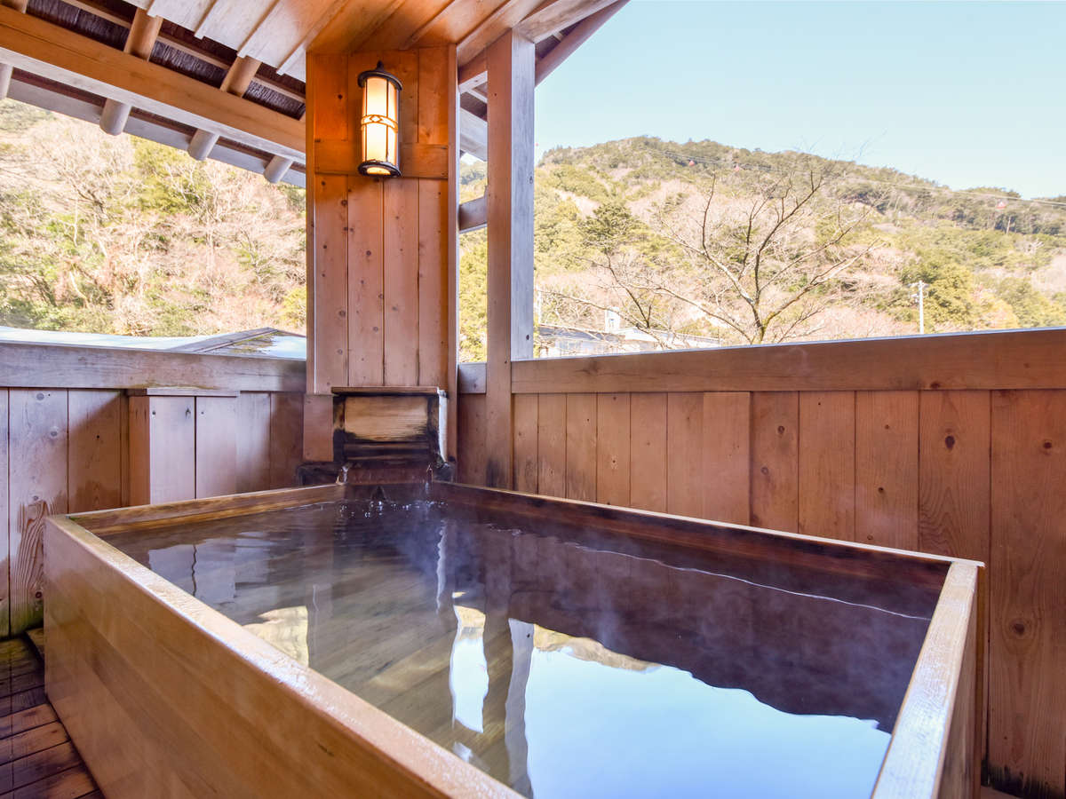 【*大浴場・露天風呂】男湯。御在所山の景色を眺めながら、ゆっくりと温泉をお楽しみください。