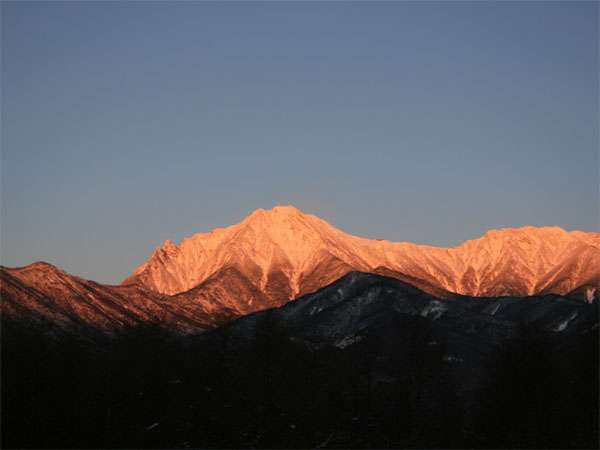 ピンク色に染まる冬の八ヶ岳