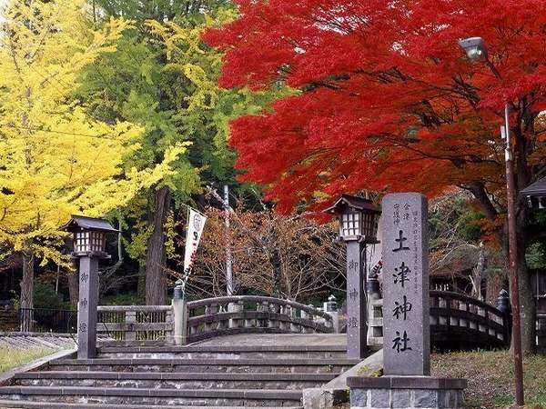 紅葉で色鮮やかな土津神社です