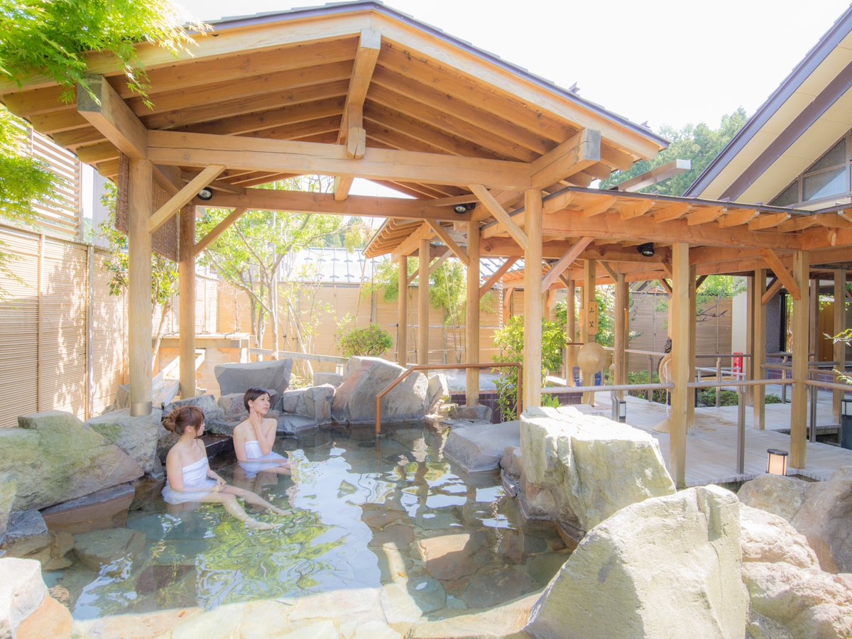 【季里の湯】女性露天風呂「岩風呂」。お庭を眺めながら湯沢の四季を感じていただけます。