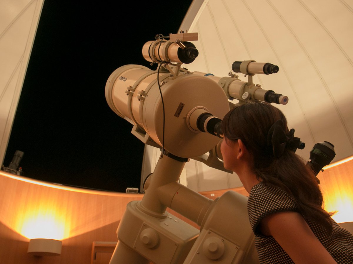 【天体ドーム】望遠鏡で季節毎に移りゆく星空を眺めます。何百光年もの時を得て届く輝きをぜひ（火曜定休）