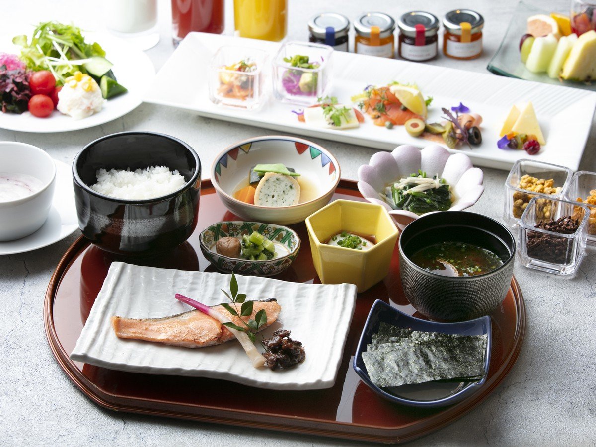 【朝食イメージ】温かいご飯とお味噌汁がお楽しみいただける和定食。サラダやフルーツは食べ放題です。
