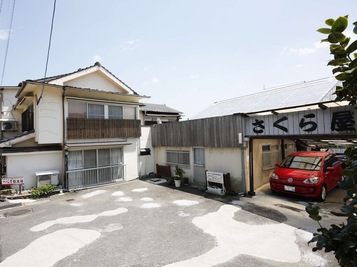 【駐車場】無料でご利用いただけます。バイクは軒下に停められるので雨でも安心です。