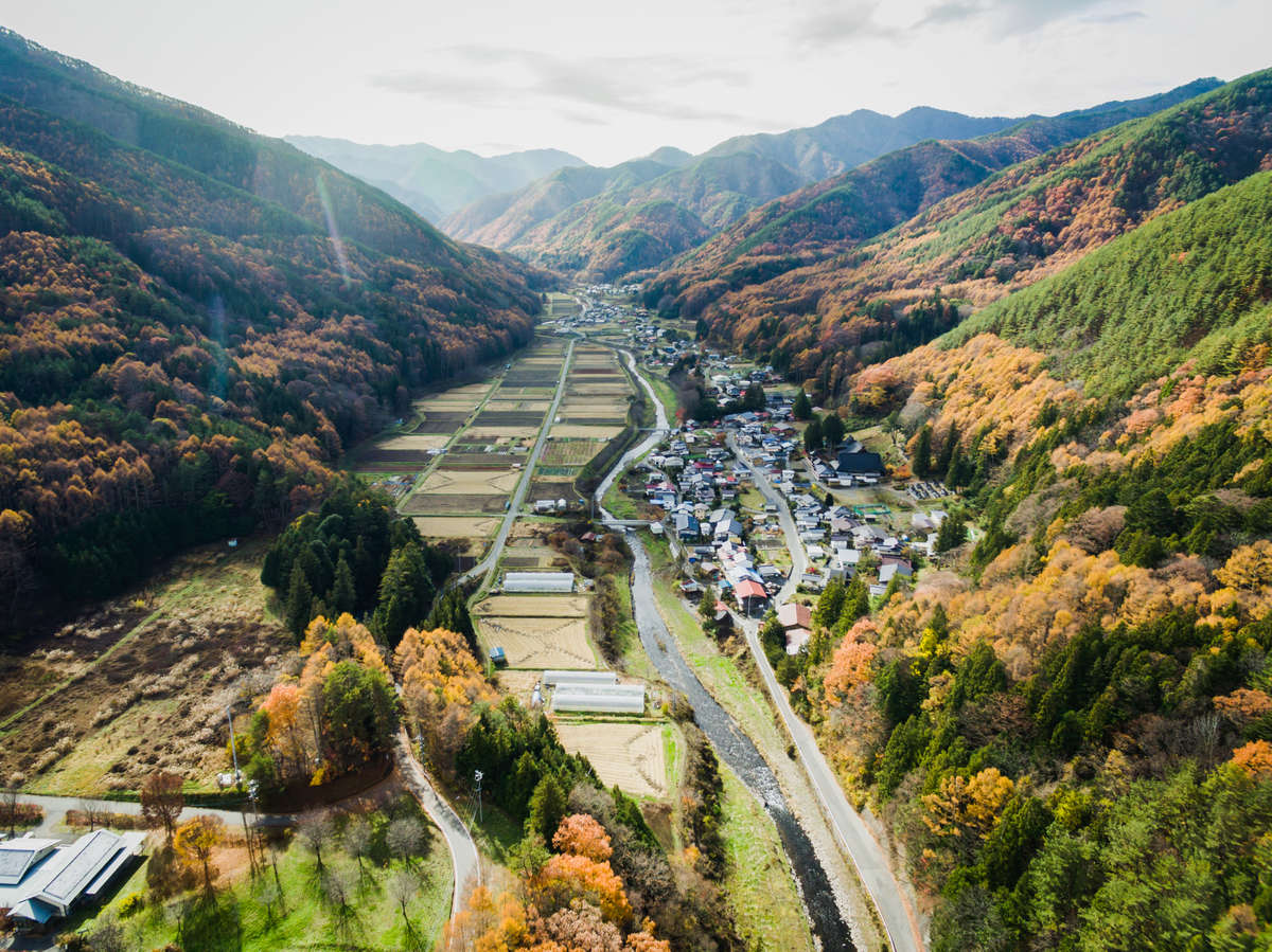 かやぶきの館が在る川島地域。秋には松茸が多く取れる豊かな山々に囲まれたのどかな集落です。