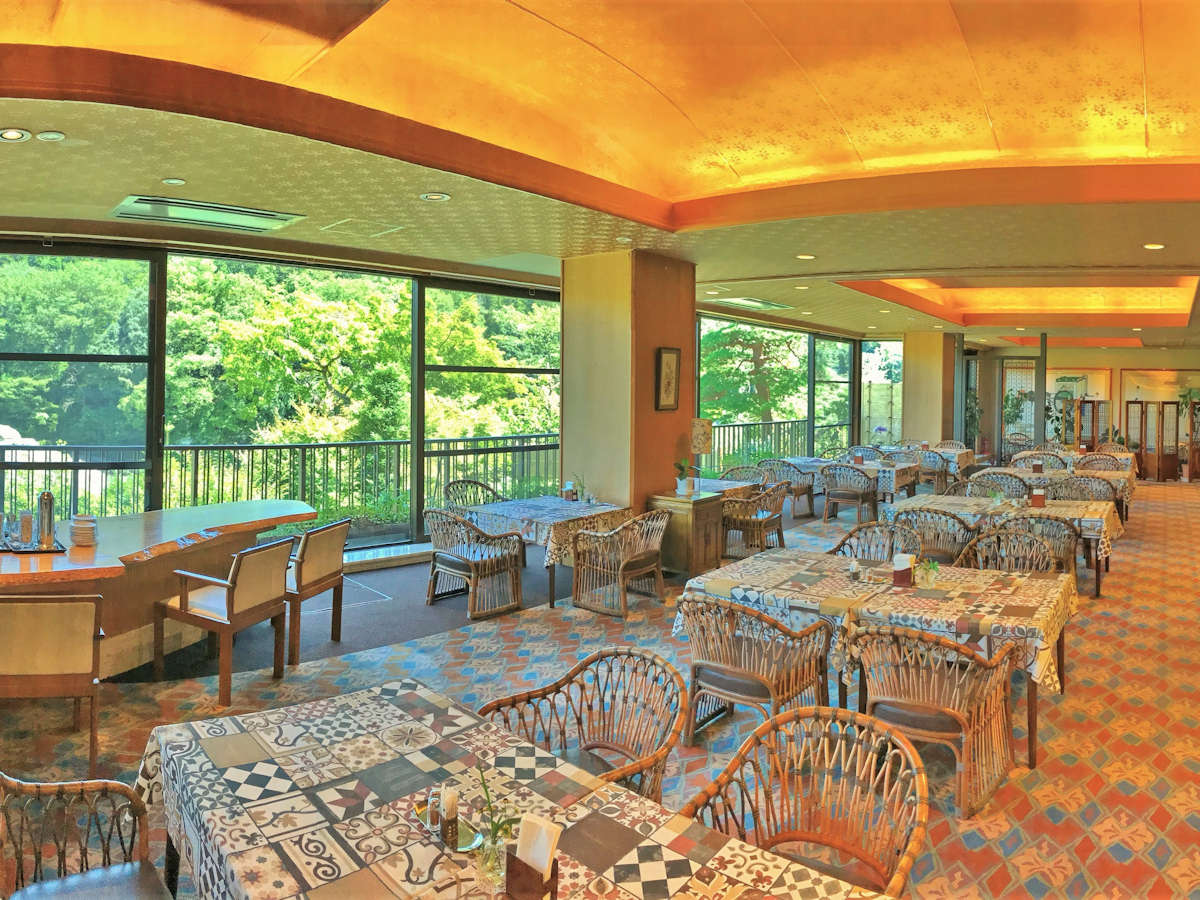 レストラン岩ざくらの店内。どの席からも長瀞渓谷の緑あふれる風景が望めます。
