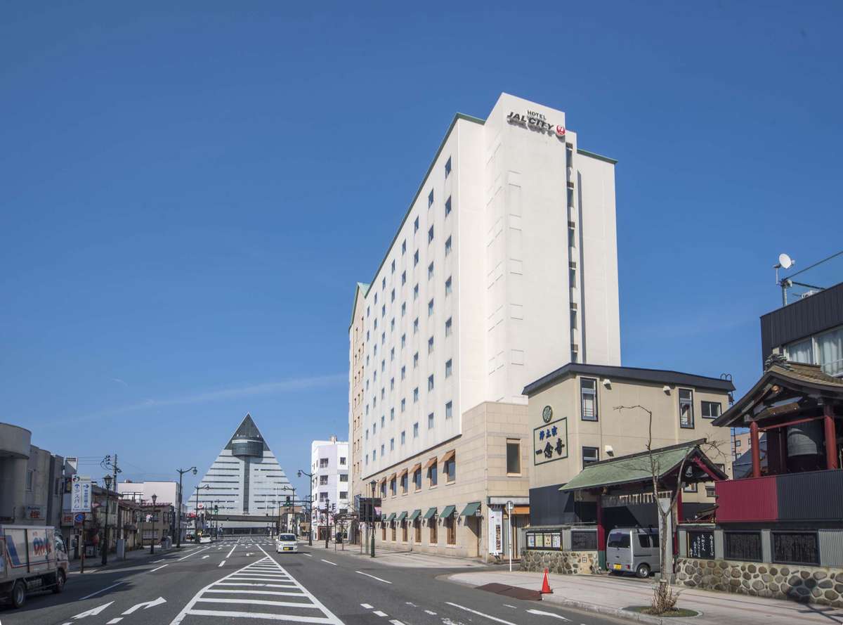 ホテル近隣にある三角形の建物「青森県観光物産館アスパム」が目印です
