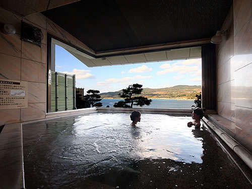 朝凪の棟にある展望露窓風呂。目下はすぐ海の開放感ある温泉です。