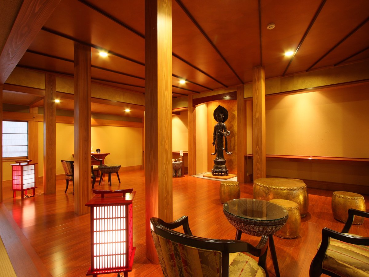 【薬師観音様】地中から掘り起こされた湯薬師観音さま