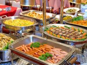 【GW・夏季期間限定バイキング】和洋中のお料理が並ぶ当館自慢のバイキング。お好きなものをお好きなだけ!