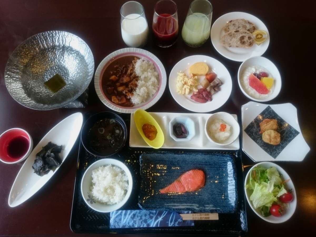 朝食は和食の簡単なお膳とバイキングをご用意しております（写真は一例です）