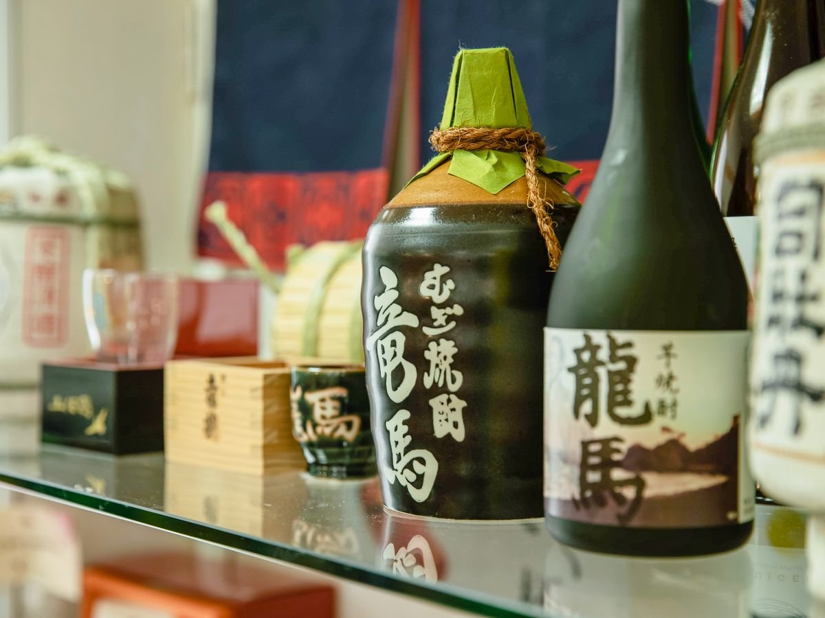 売店/近隣の地酒を豊富に取り扱っております。