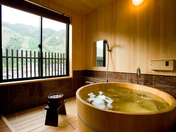 露天風呂付客室8畳の半露天風呂です。お好きな時に湯浴みを満喫してください。