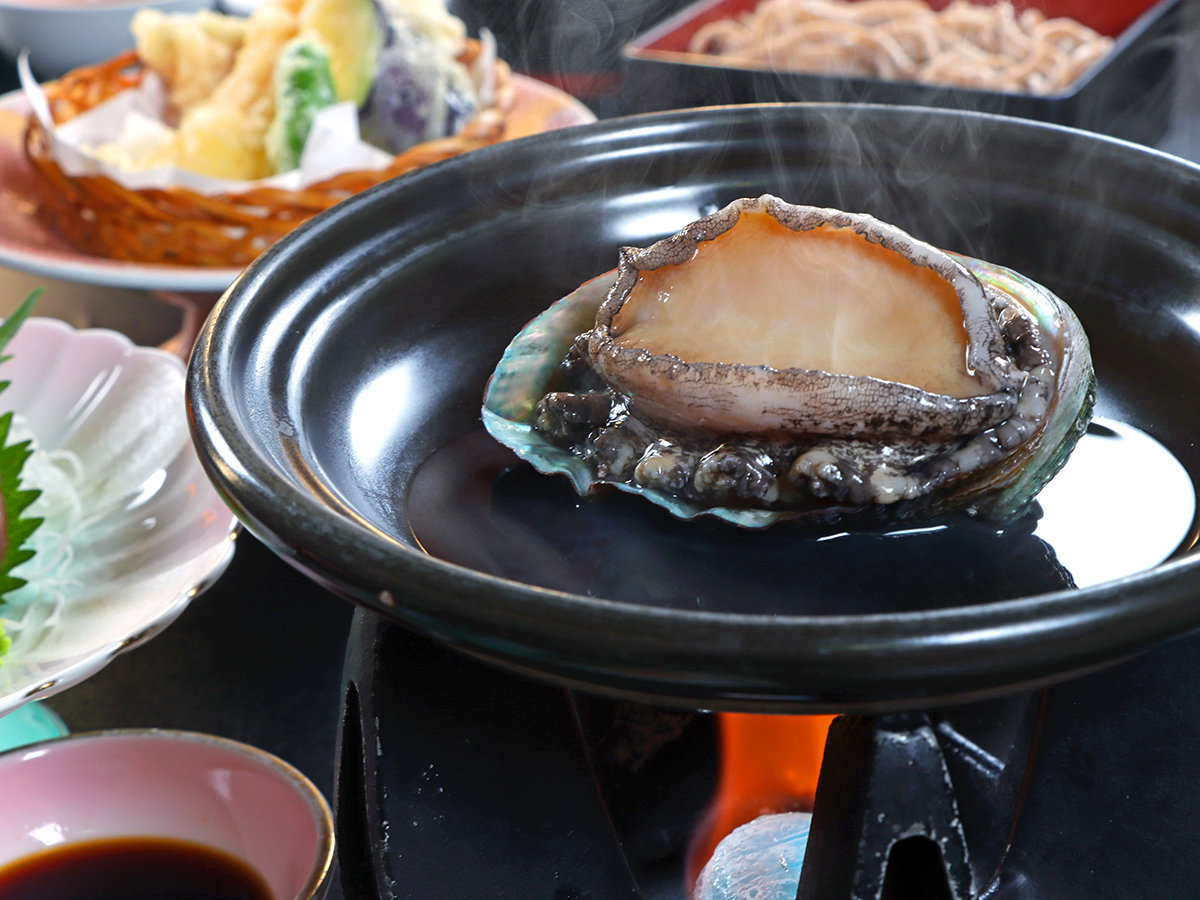 ＃錦膳+あわび　海のステーキあわびの陶板焼きをお楽しみいただけます。