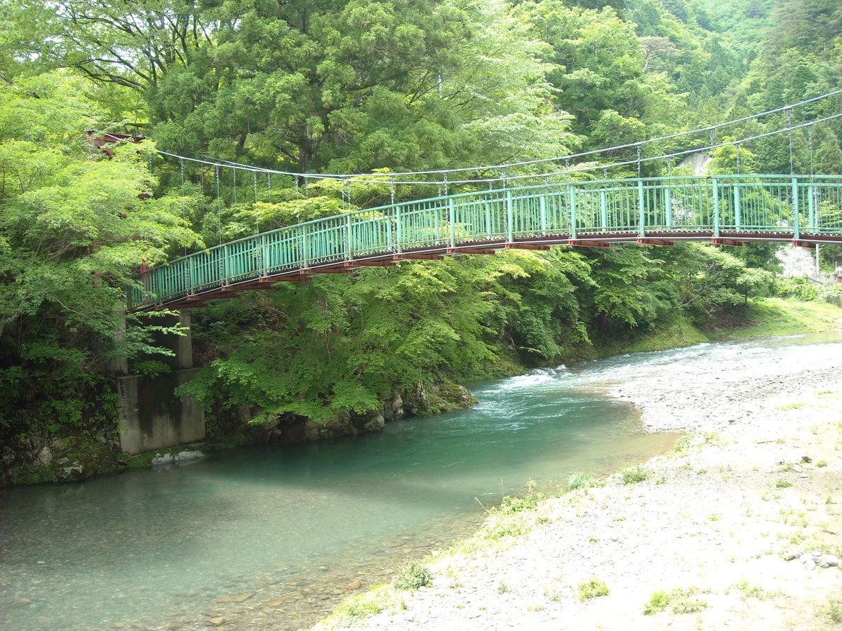 新緑が眩しいホテル前の渓流と長寿橋