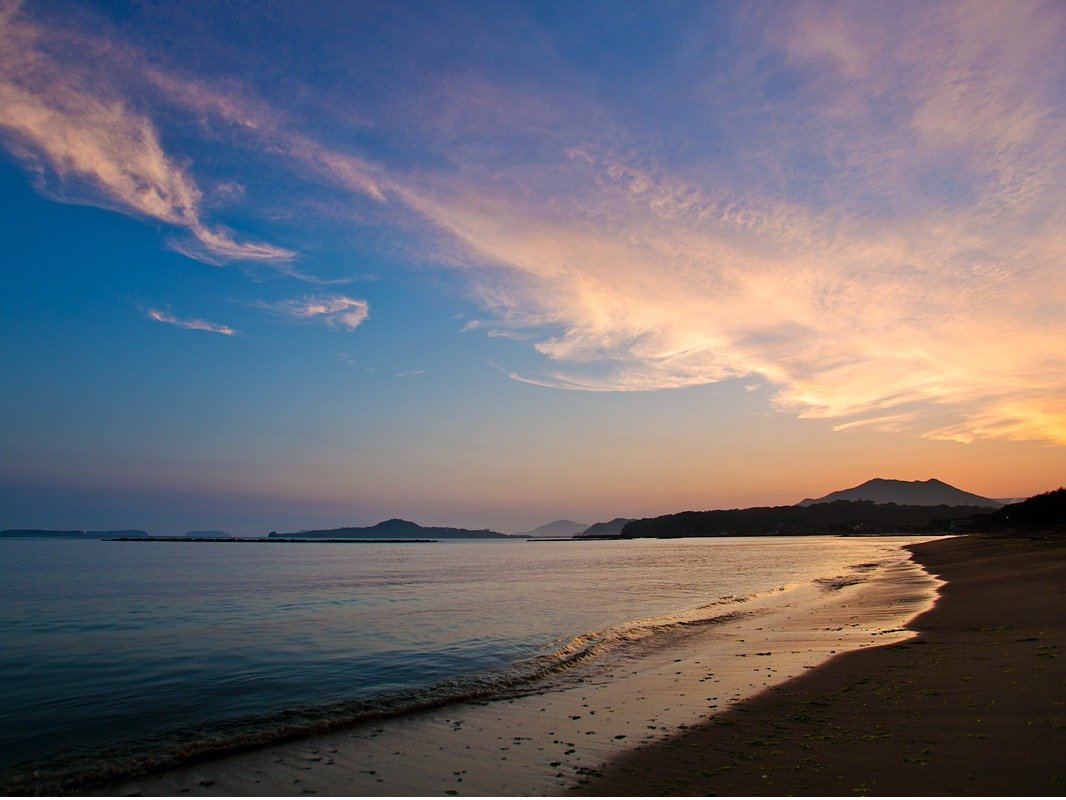 ■当館より徒歩１分『サンセットビーチ菊ヶ浜』夕暮れ時には、夕陽百選に選ばれている菊ヶ浜を散歩しては！