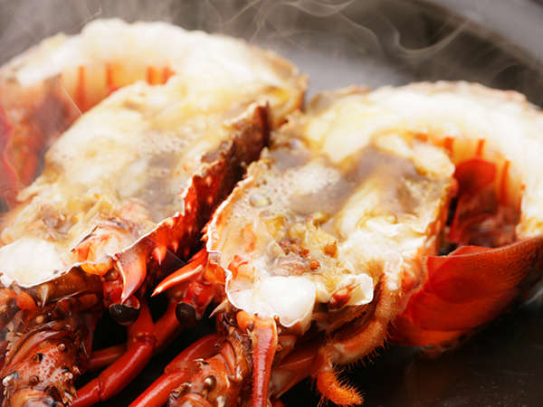 やぎさわ荘の名物料理(伊勢エビ陶板蒸し)