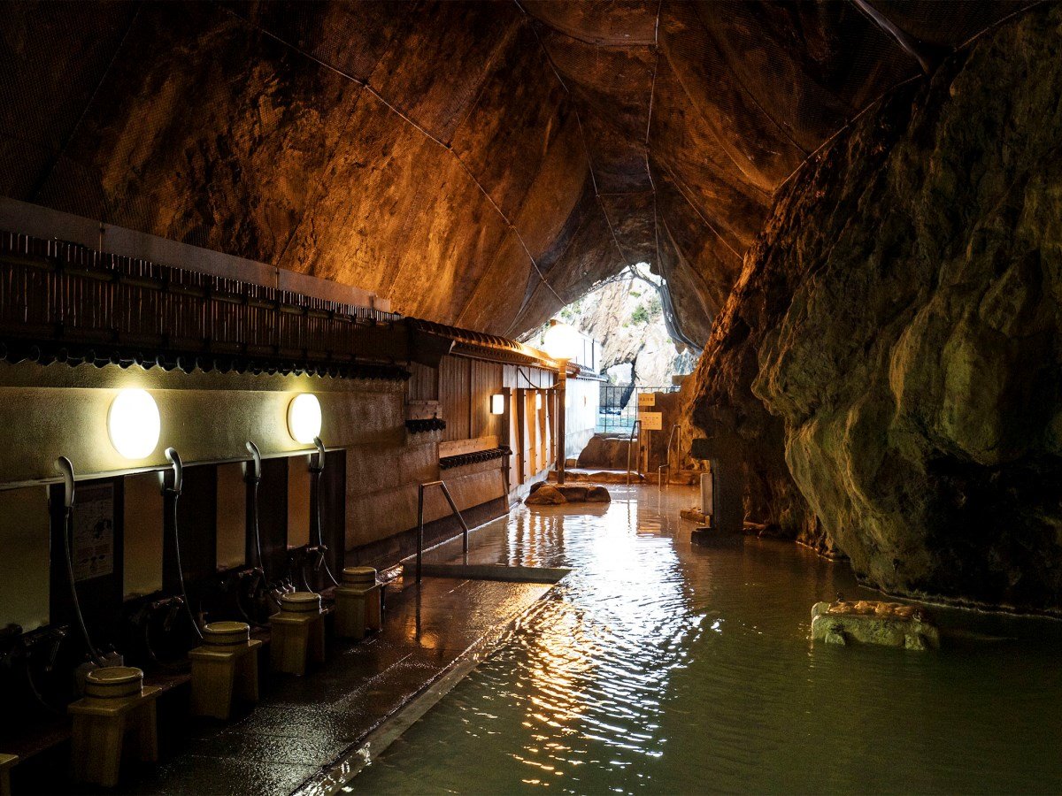 ・玄武洞。ありのままの自然を体験できる天然洞窟風呂。