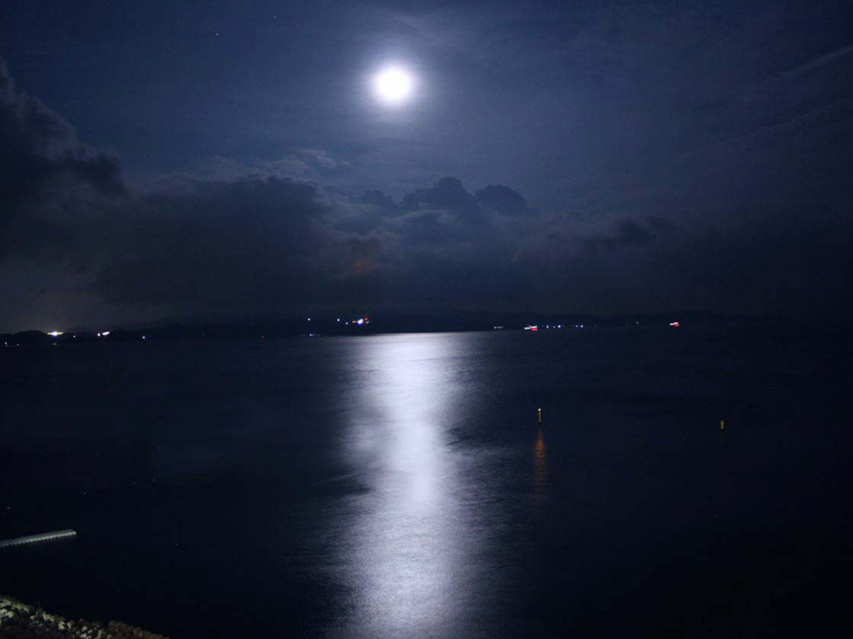 鳴門海峡に映る月の道