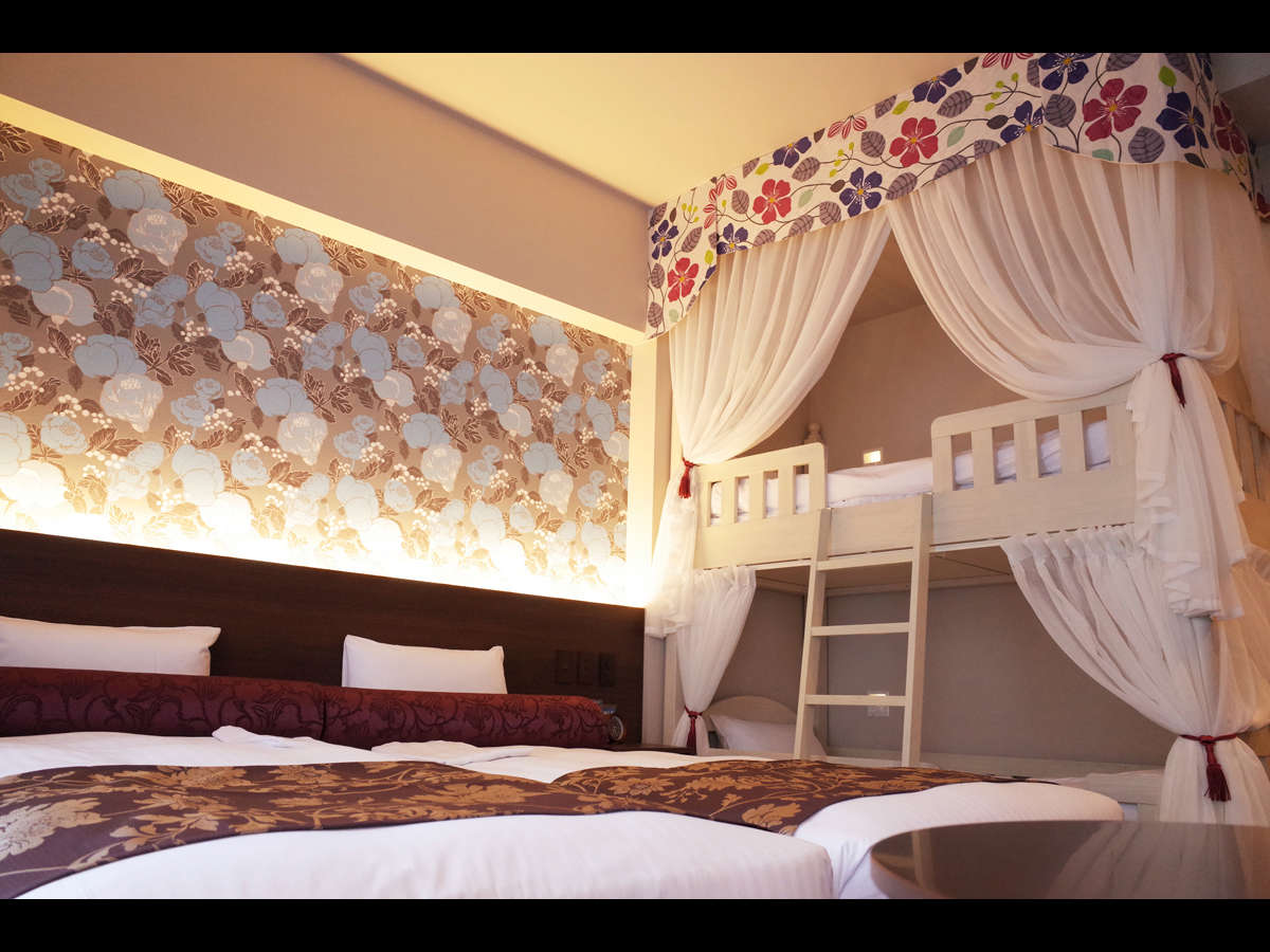 禁煙ハリウッドキャビン（29平米/ベッド100cm×2台+2段ベッド）お子様連れに人気の2段ベッドのある客室。