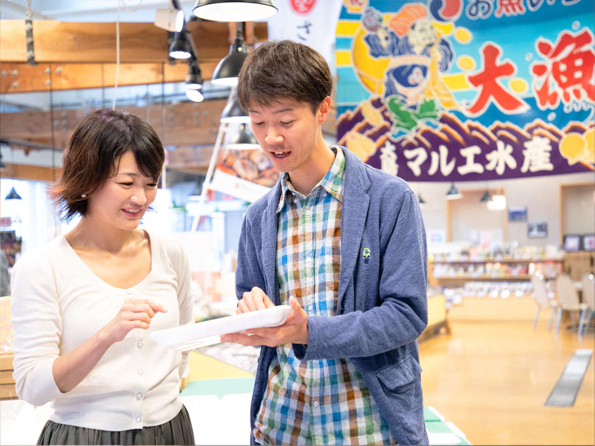 【お魚いちば】直結のエレベーターを降りてすぐ目の前!鮮魚や海産物などいろんな気仙沼のお土産があります
