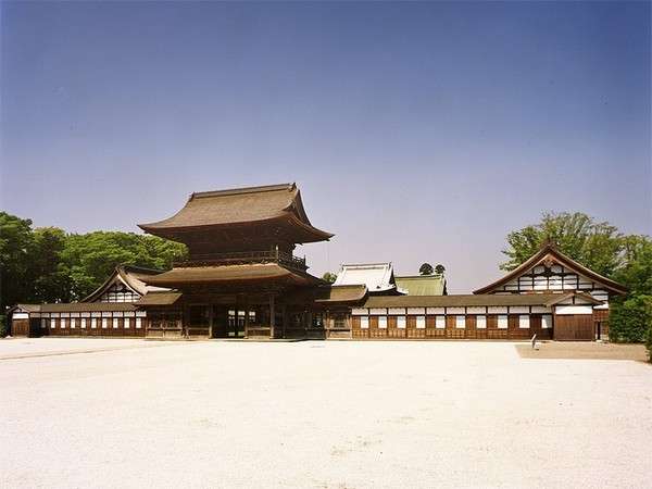 ■周辺:瑞龍寺山門。国宝にも指定されております。ホテルからは徒歩でもレンタサイクルでもアクセス便利!